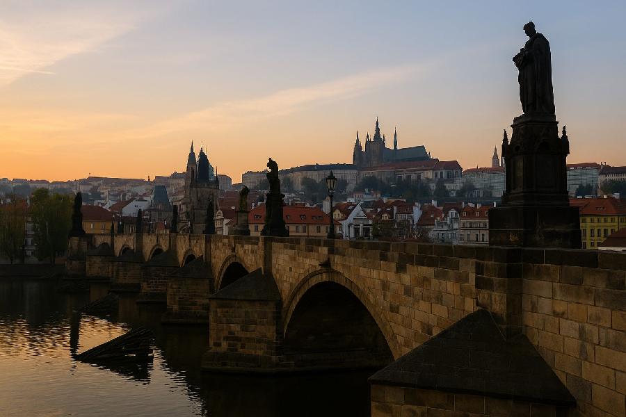 Karlův most: gotický gigant, který spojil Prahu a přežil povodně i dějiny