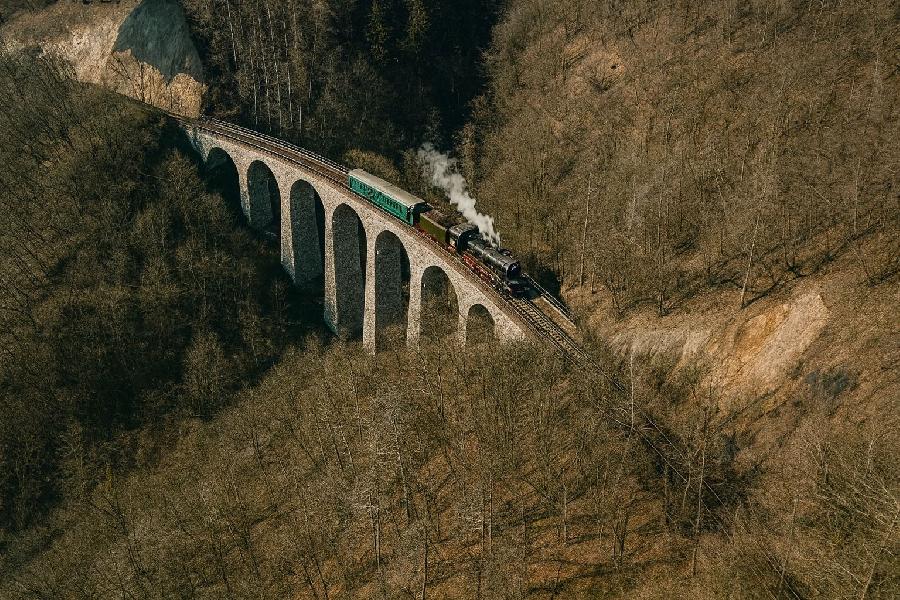 Žampašský viadukt u Jílového: výlet k nejvyššímu kamennému železničnímu mostu v Česku