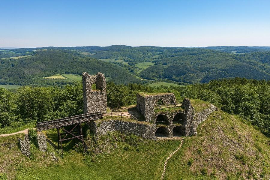 Zubštejn: romantická zřícenina Pernštejnů, která hlídá údolí Svratky